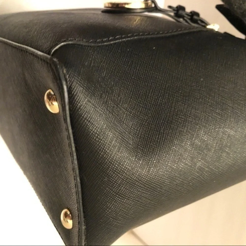 Michael kors black saffiano leather zipper bag